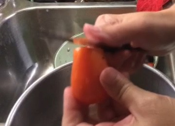 Cutting off the top of tomatoes