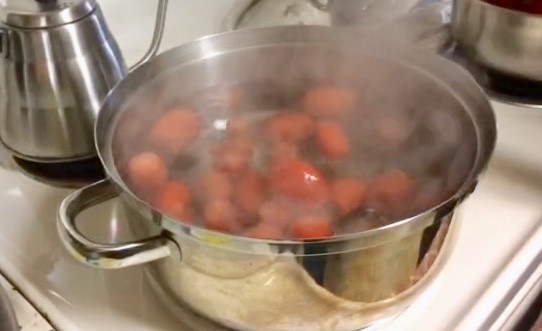 Blanching tomatoes 