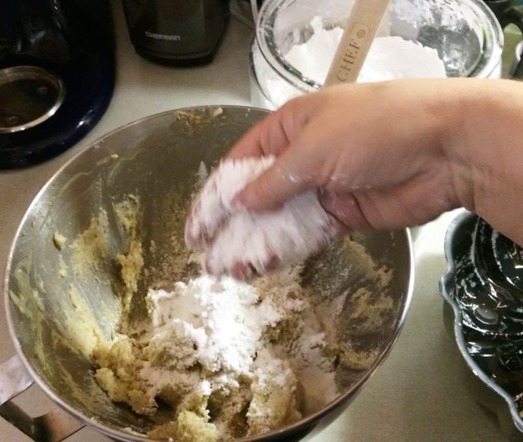 dusting the dough with tapioca