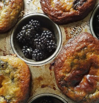 blackberries with muffins