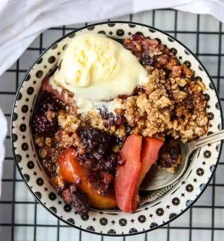 bowl of blackberry apple crumble