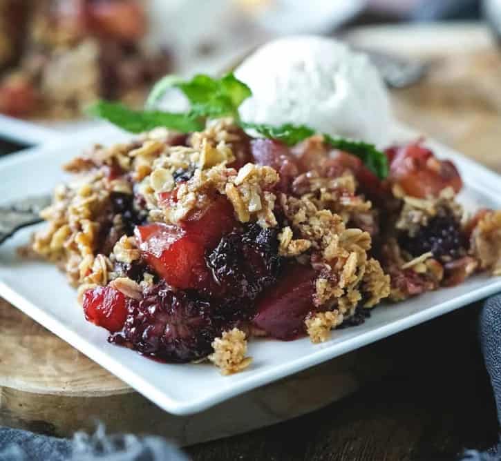 Blackberry apple crumble with ice cream