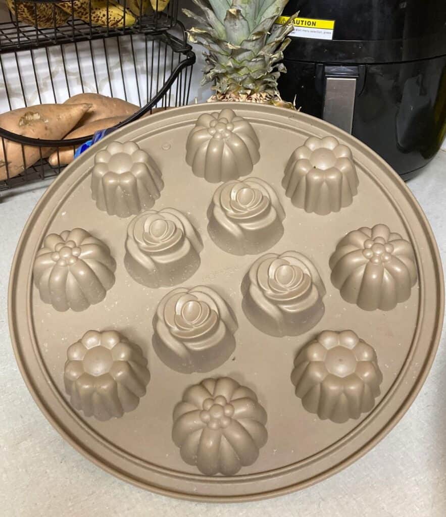 Floral silicone muffin pan